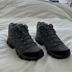 BRAND NEW women’s Merrell Moab 3 Mid Waterproof Hiking Boots, Size 8